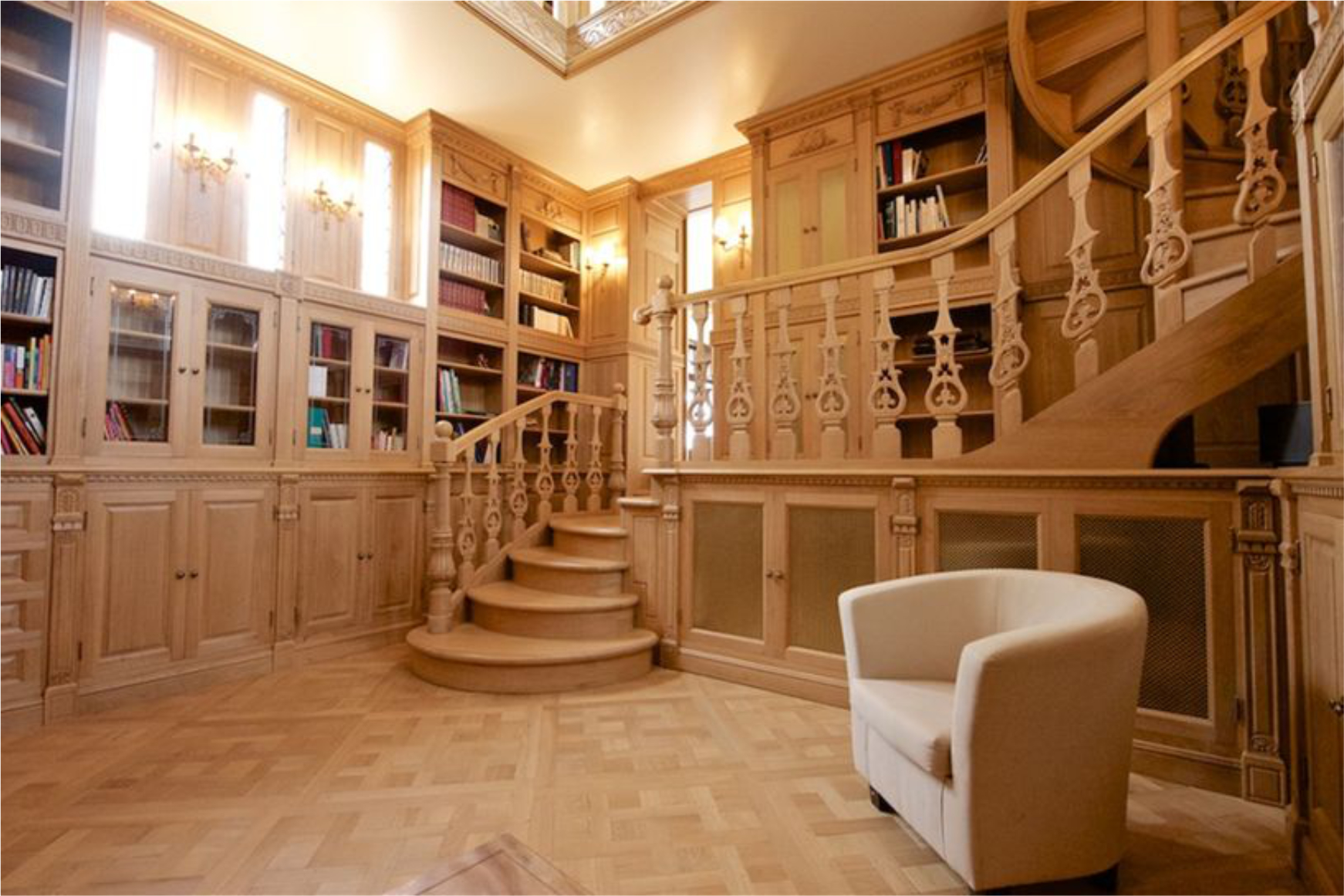 bibliothèque et boiseries claires avec escalier